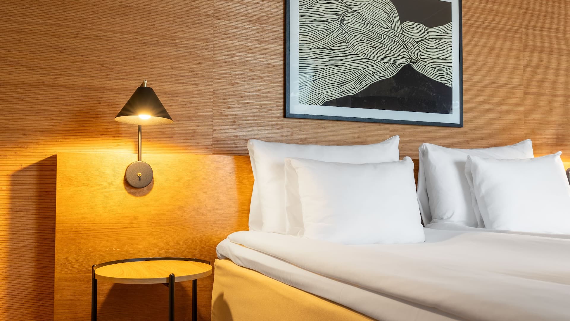 2 de 5 Hotel G Gothenburg Accessible King Bed With Sofabed Detail