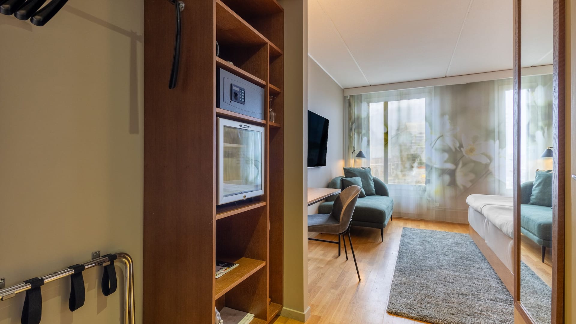 Hotel G Gothenburg King Bed Entrace With Closet