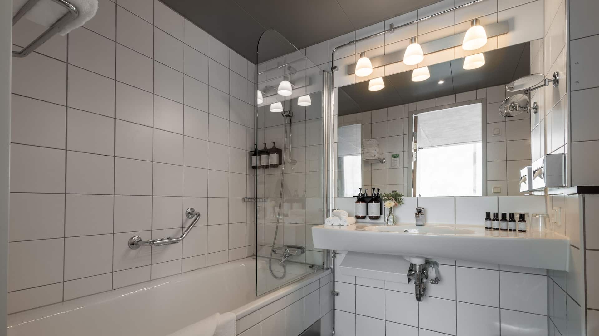 7 de 8 Hotel G Gothenburg King Bed Executive Suite With Sofabed Bathtub