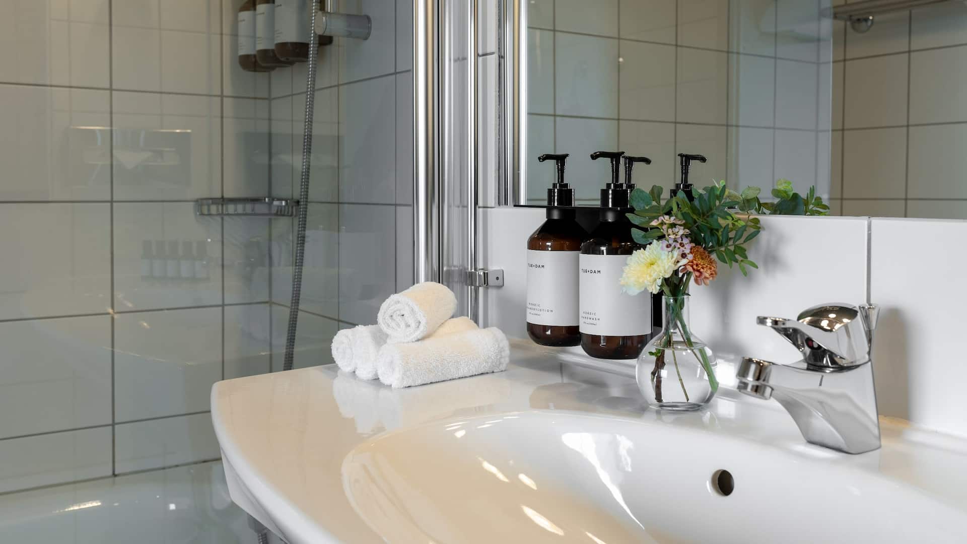 8 de 8 Hotel G Gothenburg King Bed Executive Suite With Sofabed Vanity