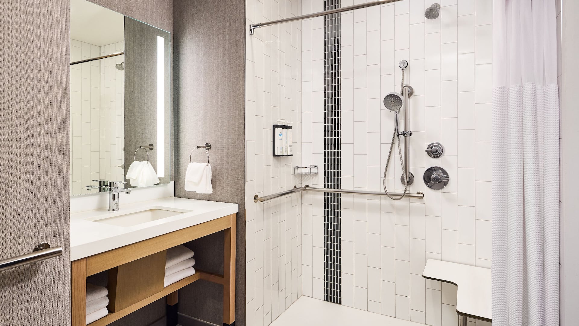 4 de 4 Hyatt Place Peña Station / Denver Airport Ada Bathroom Roll In Shower