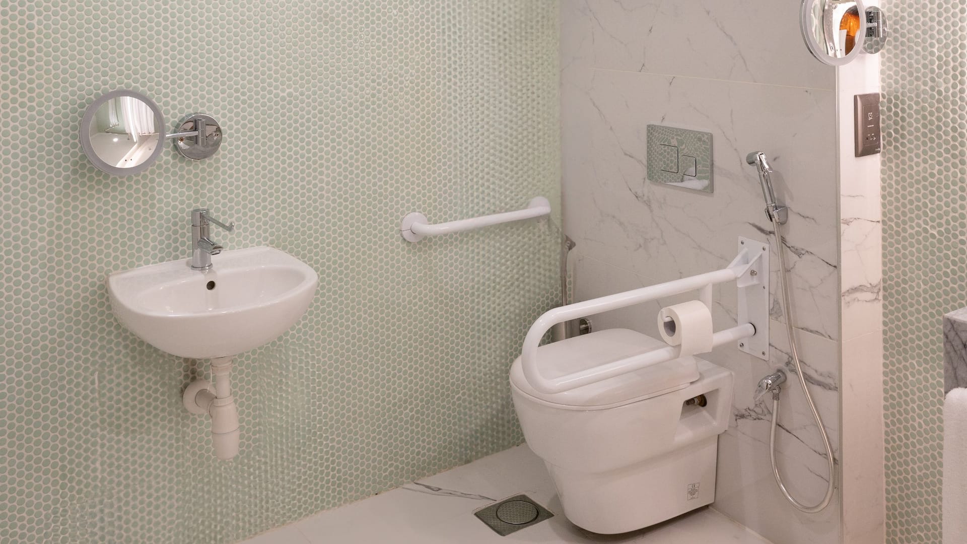 6/6 Hyatt Regency Nairobi Westlands Accessible Bathroom