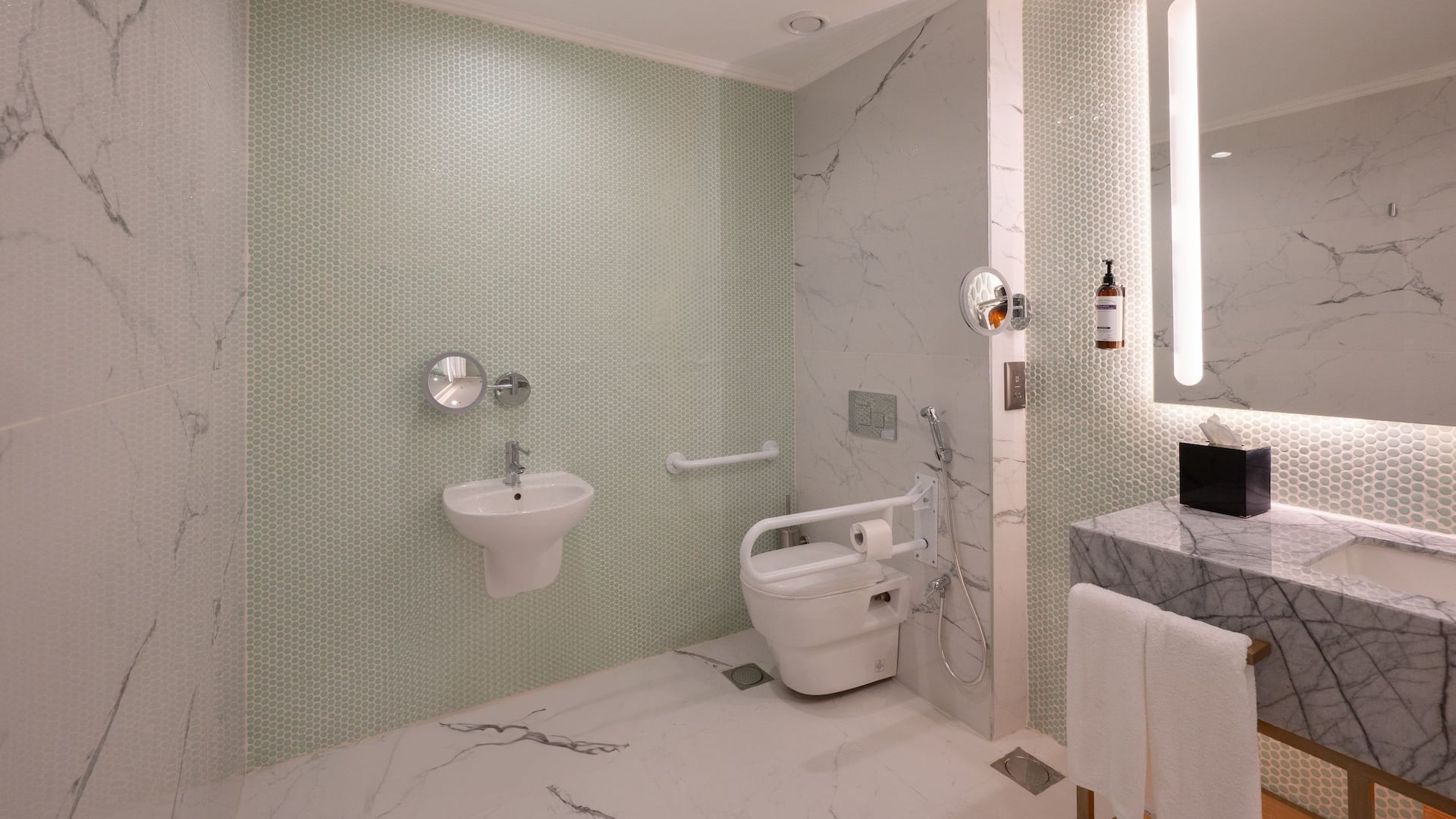 3/6 Hyatt Regency Nairobi Westlands Accessible Room Bathroom View