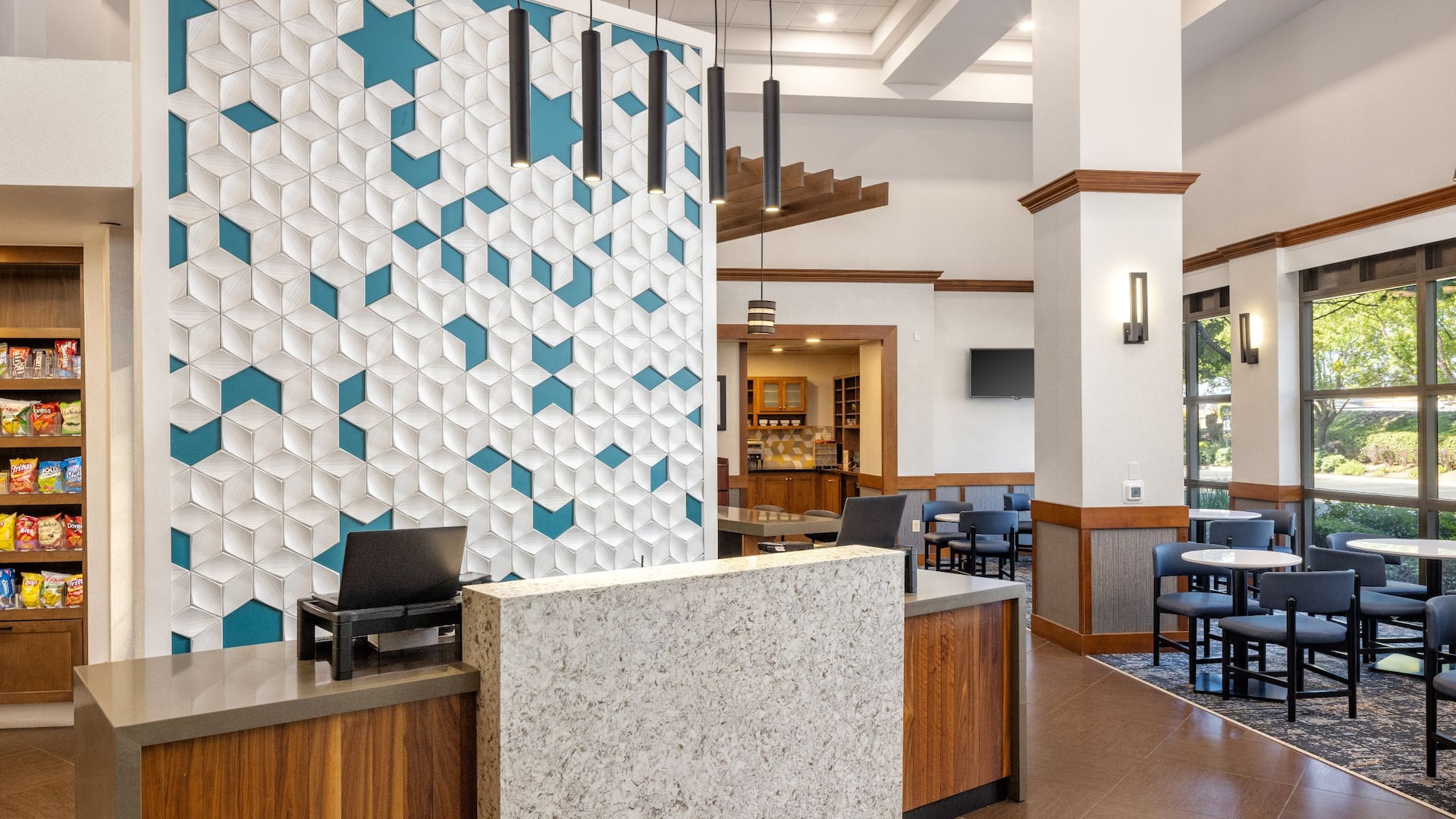 Hyatt Place Sacramento/Rancho Cordova Front Desk Side View