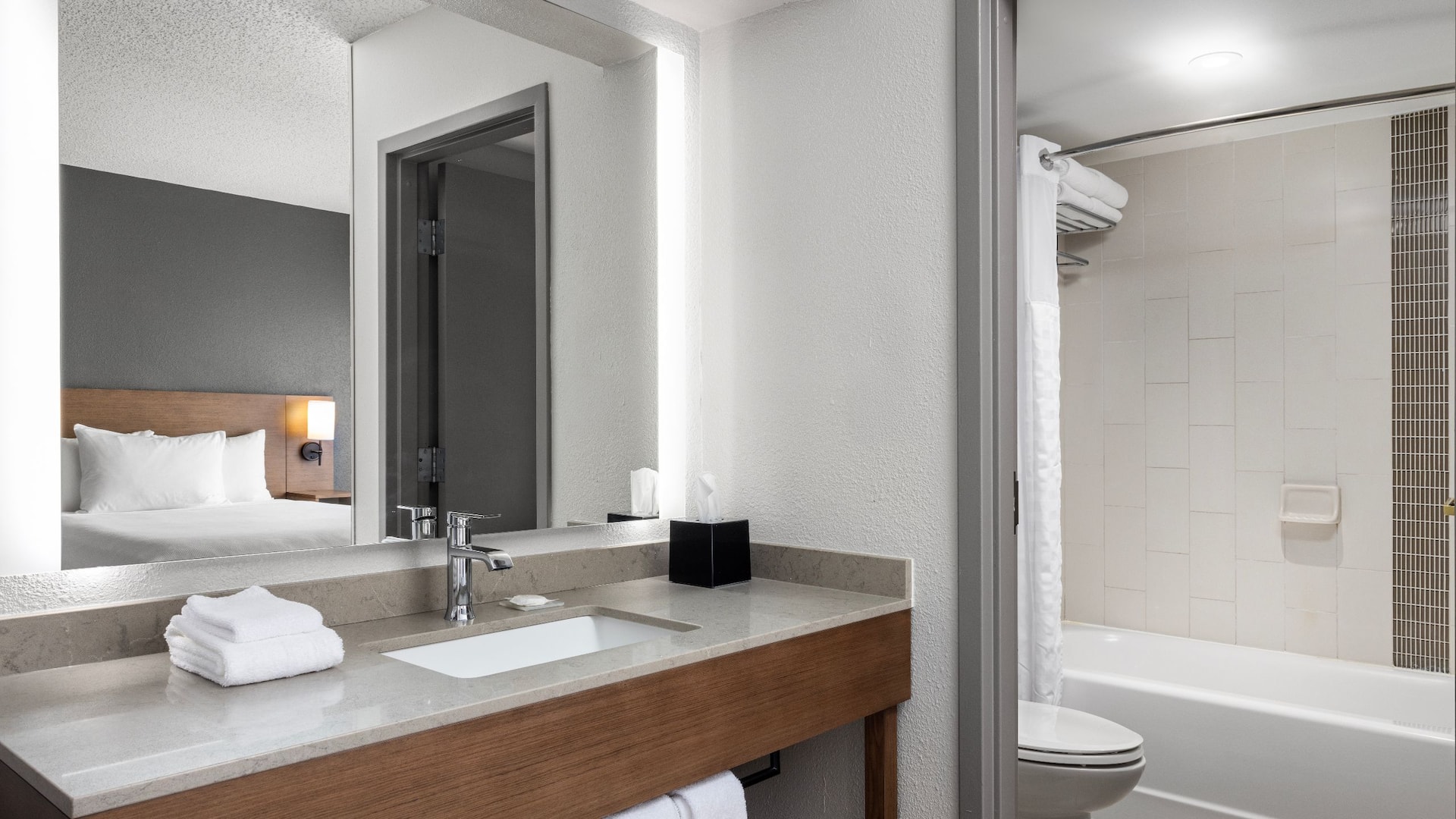 4 of 4 Hyatt Place Orlando Airport Guestroom Tub