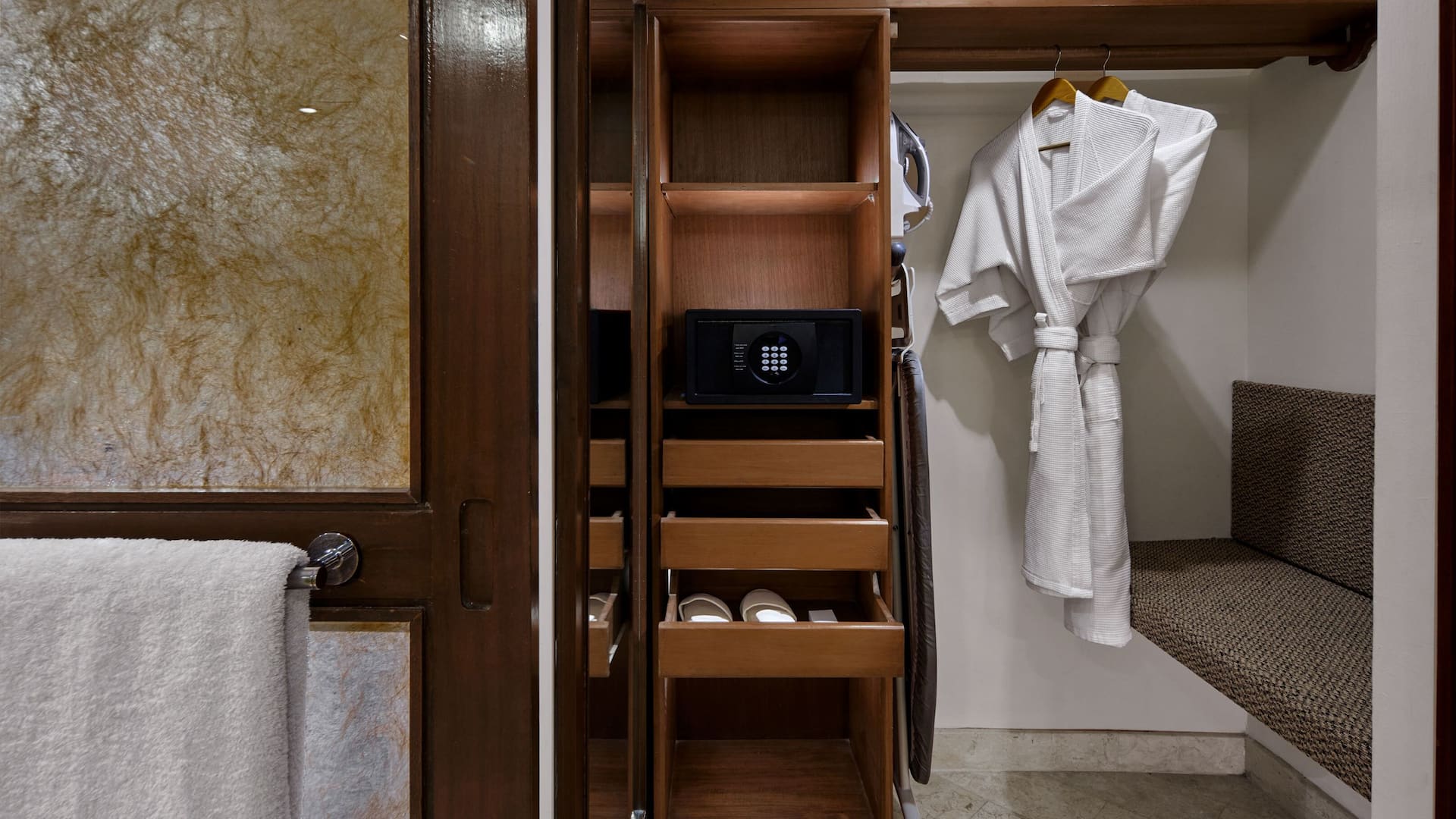 5 de 6 Grand Hyatt Bali Bathroom Vanity