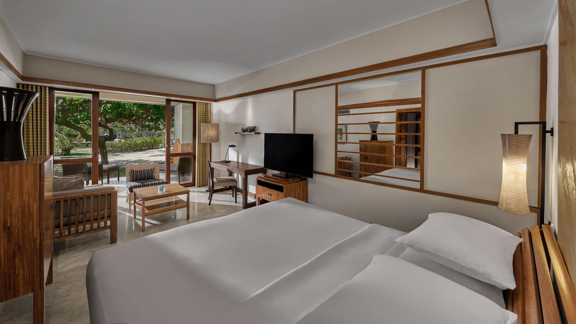 1 de 6 Grand Hyatt Bali Club Deluxe King Without Step Bedroom Layout