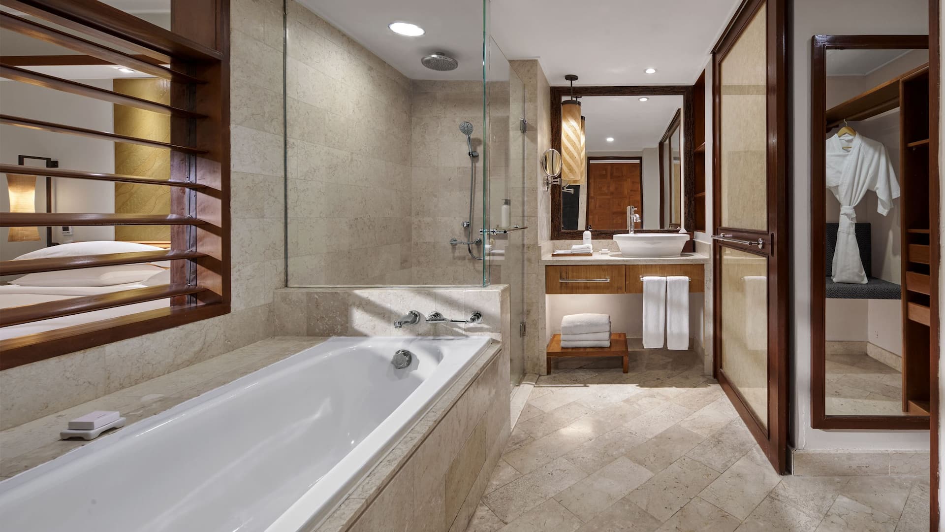 4 de 6 Grand Hyatt Bali Ocean View King Bathroom