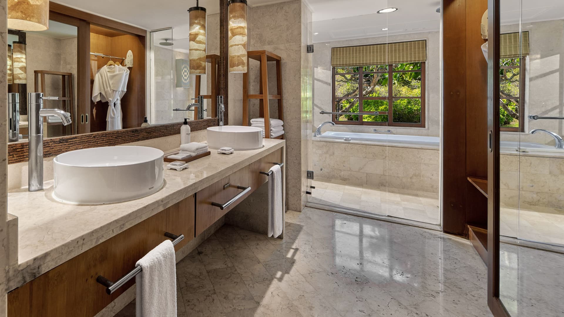 5 de 6 Grand Hyatt Bali Club Deluxe King Step Bathroom