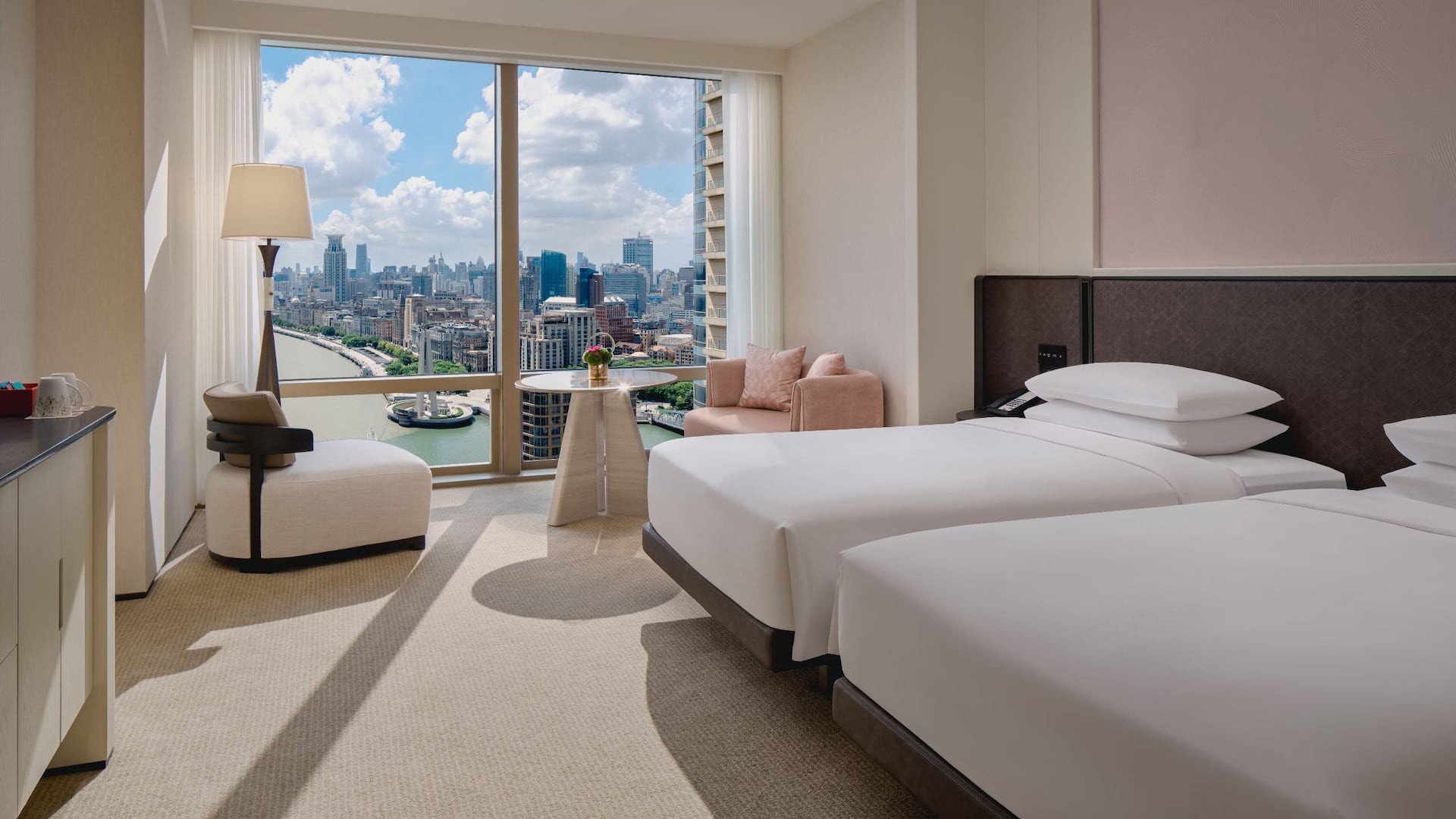 第 1，共 2 Hyatt on the Bund, Shanghai Club Deluxe River View Twin Daytime