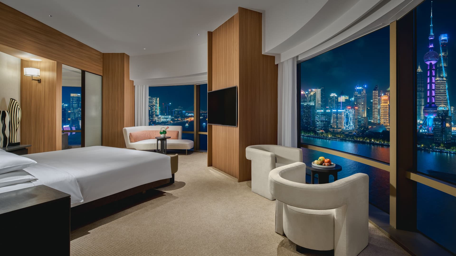 1/3 Hyatt on the Bund, Shanghai Deluxe Bund Suite River King Layout View