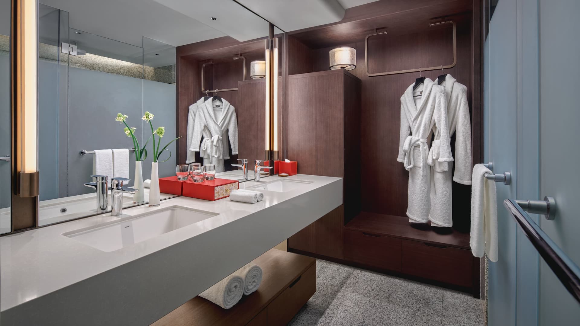 2/2 Hyatt on the Bund, Shanghai Bathroom Vanity Robes