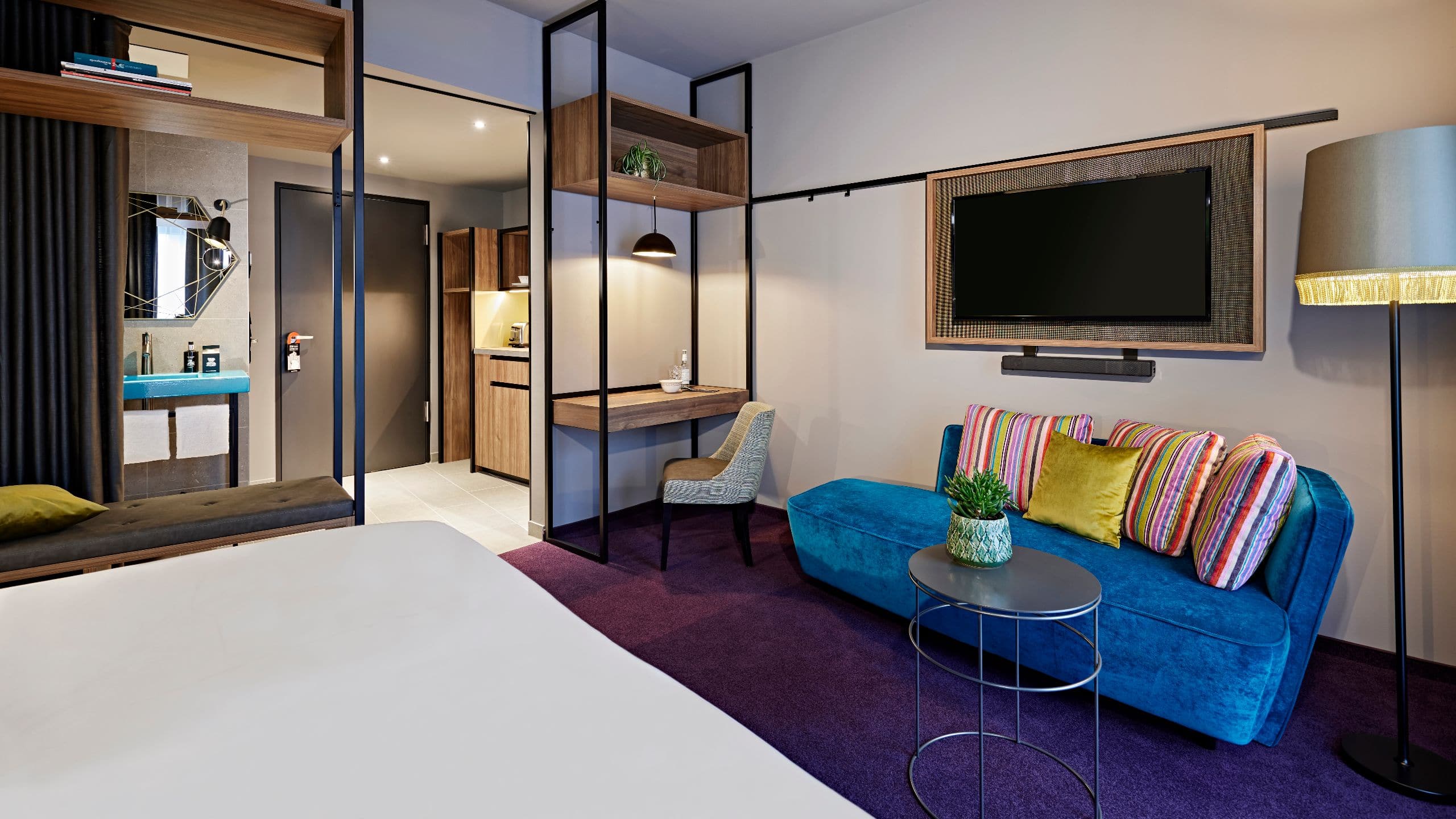 第 2，共 5 me and all hotel dusseldorf oberkassel King Bed Deluxe Couch