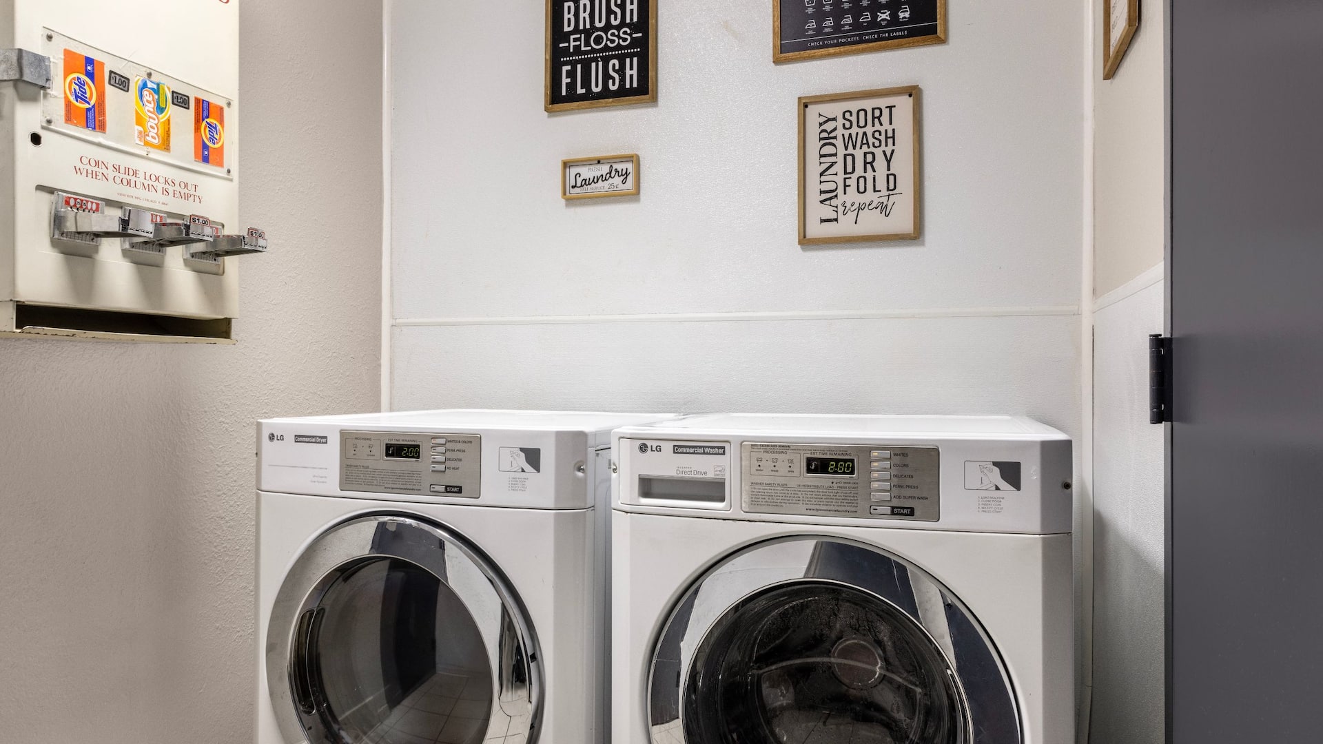 Hyatt Place San Antonio/Riverwalk Guest Laundry Room