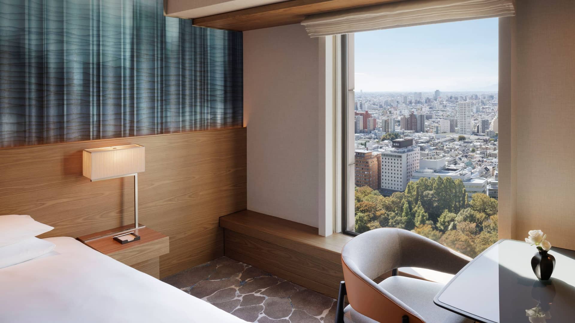 2 von 4 Hyatt Regency Tokyo Twin Guestroom Park View Close Up