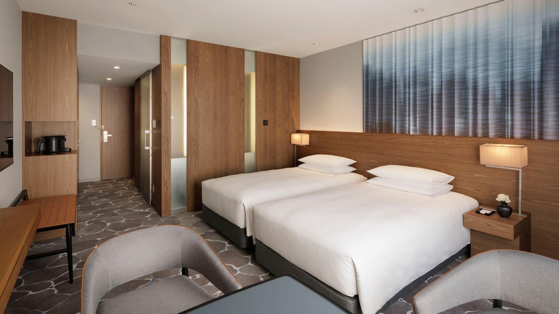 1 von 4 Hyatt Regency Tokyo Twin Guestroom Foyer View