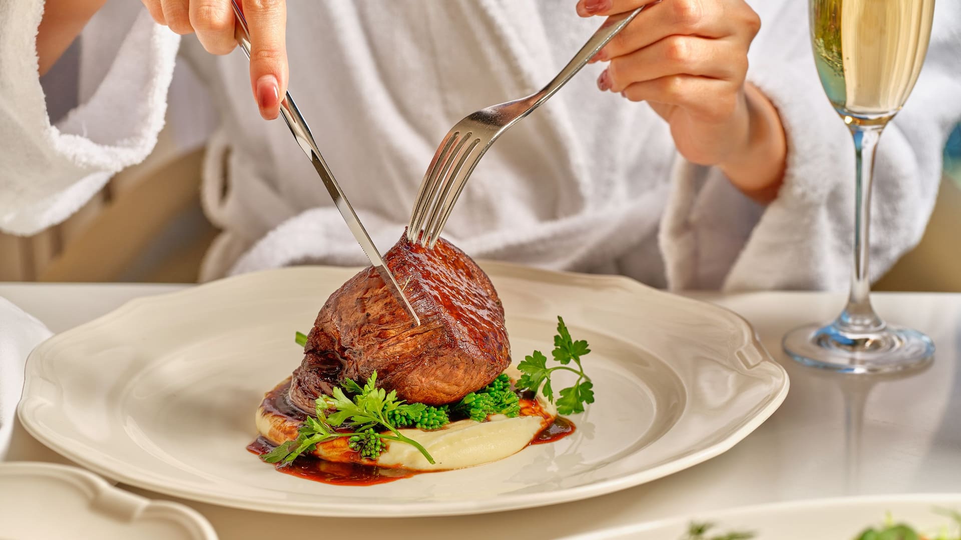 Grand Hyatt Incheon Woman Eating Steak In The Room