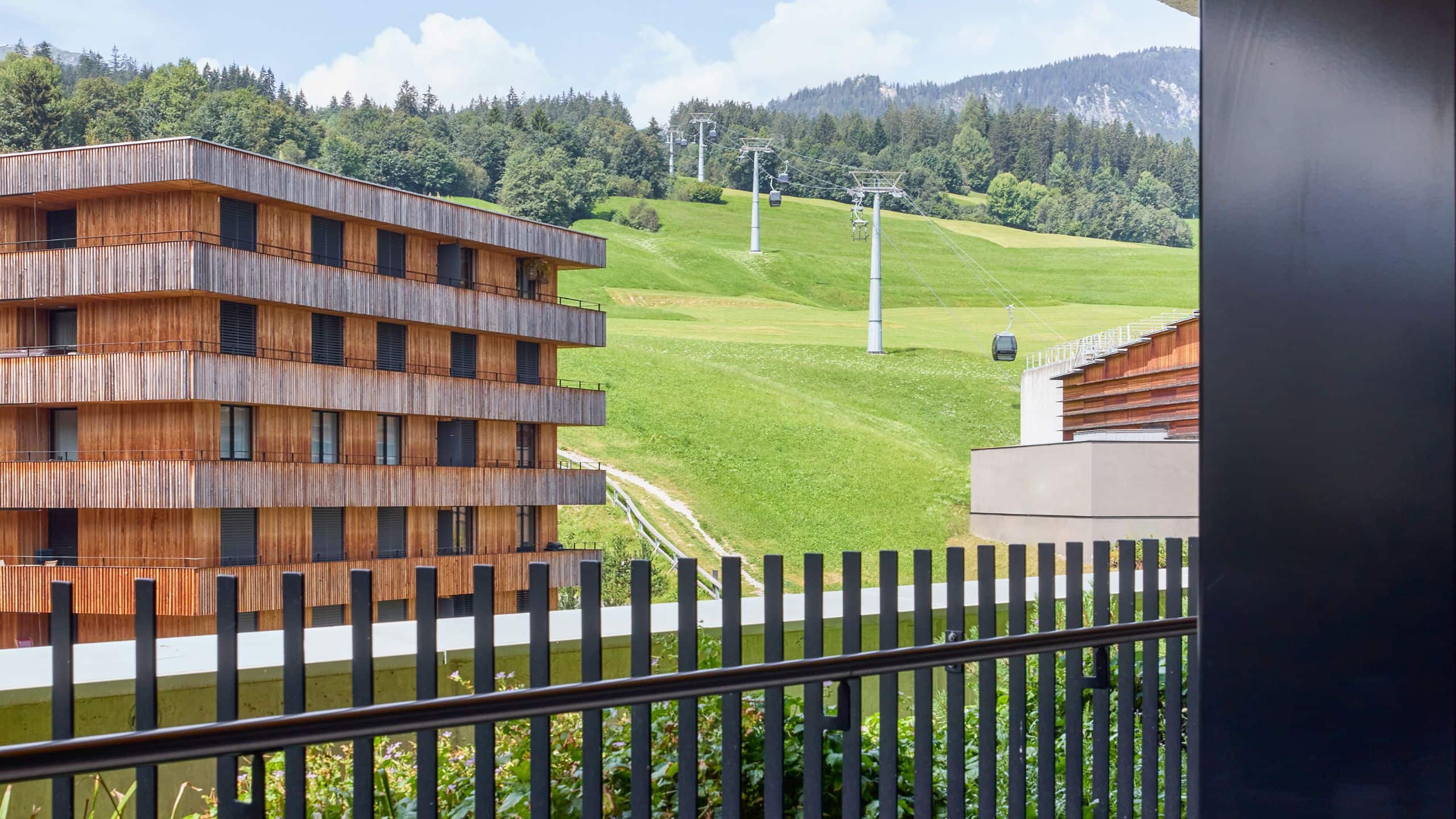 3 von 5 me and all hotel flims 1 King Bed Deluxe Mountain View