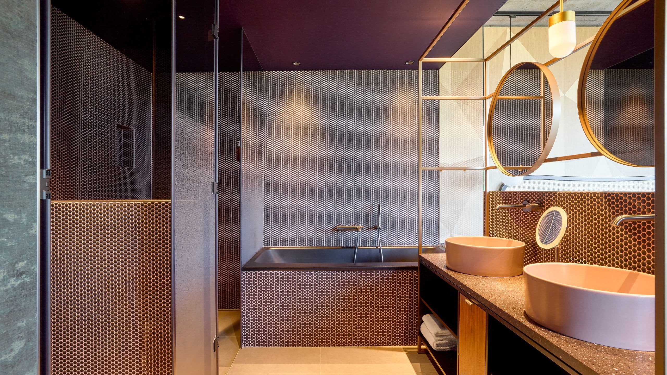 5 von 5 me and all hotel flims 1 King Bed Deluxe Bathroom Overview