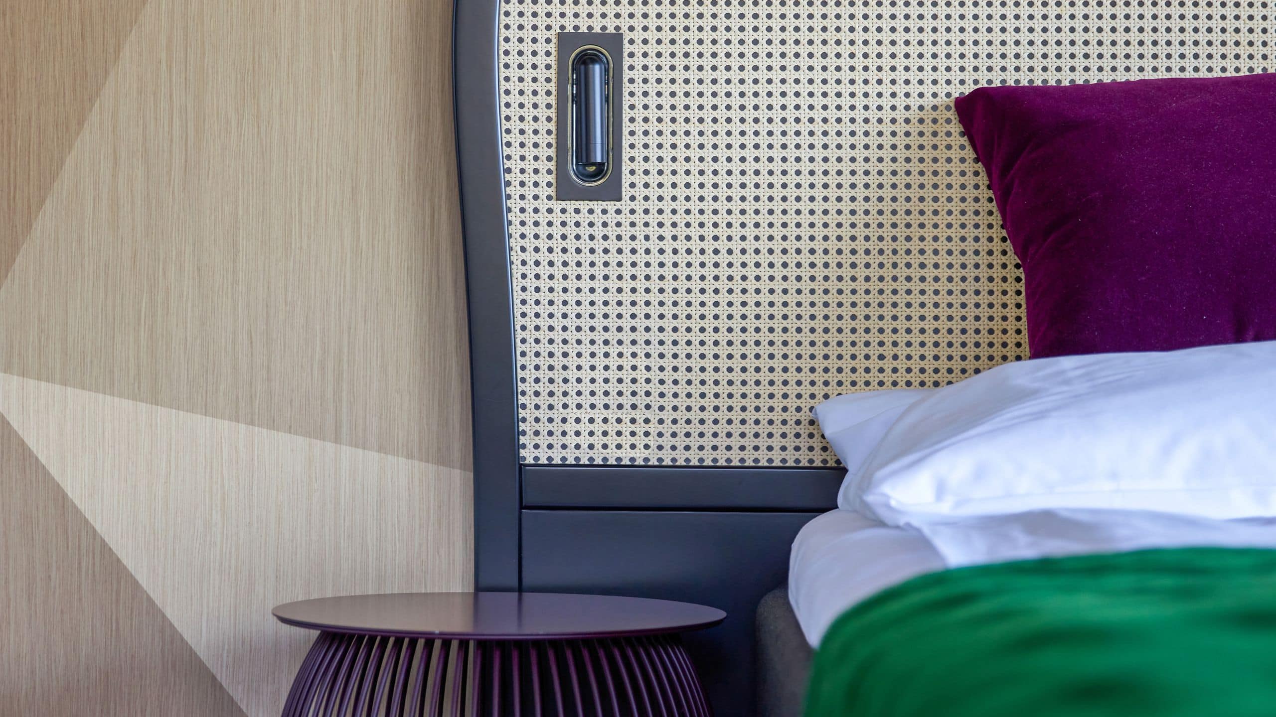 5 von 5 me and all hotel flims 1 King Bed Deluxe Bedside