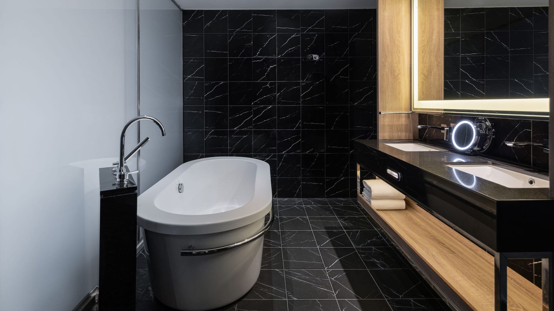 2 de 3 Hyatt Regency Taoyuan International Airport Suite Bathroom