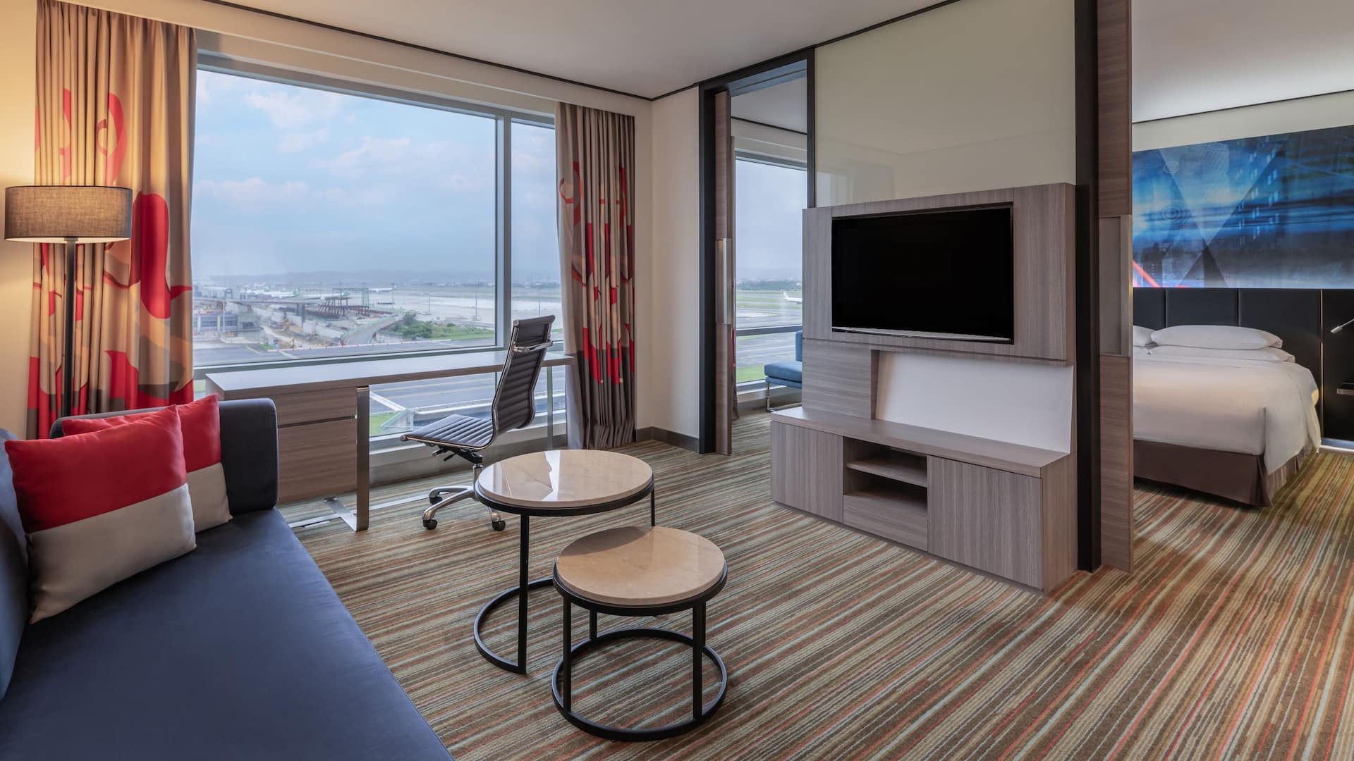 1 de 3 Hyatt Regency Taoyuan International Airport Suite Living Room