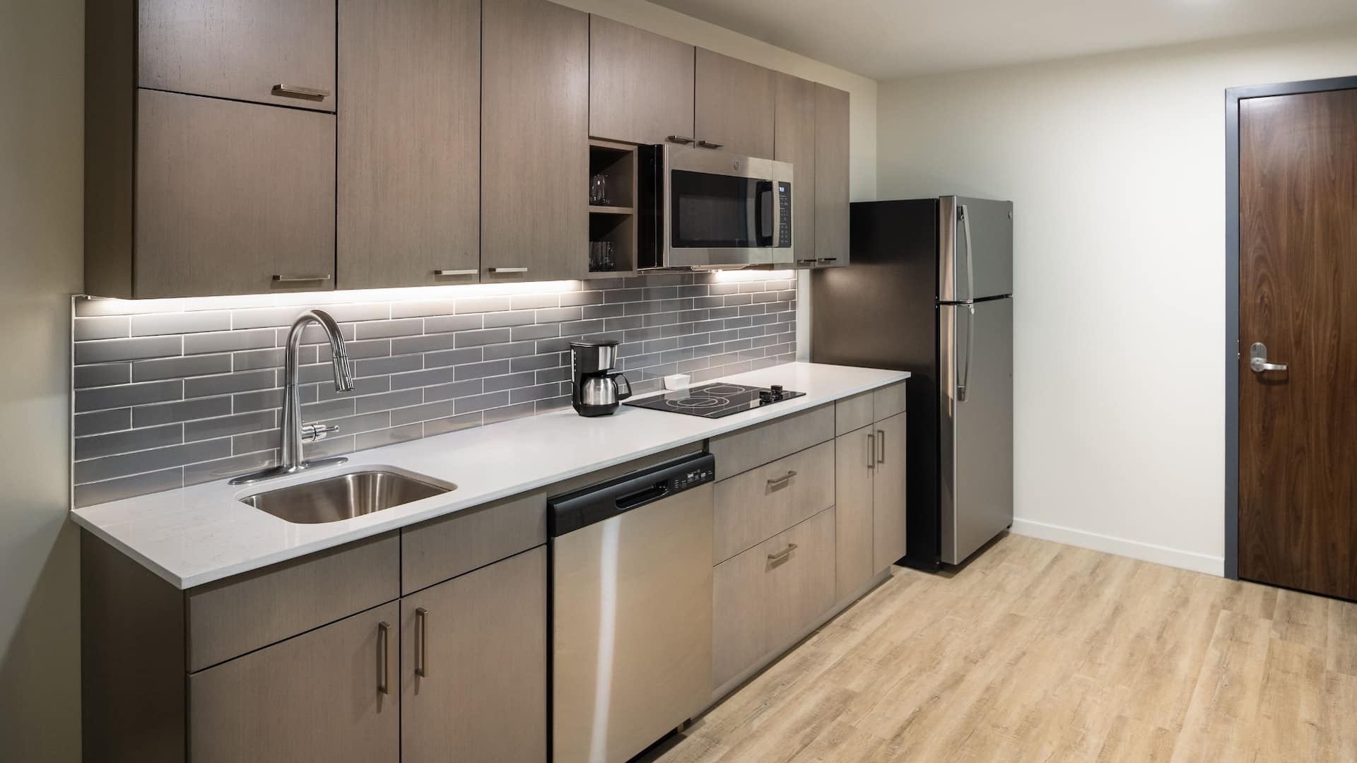 第 4，共 5 Hyatt House Auburn Hills / Detroit Standard Full Kitchen Angle