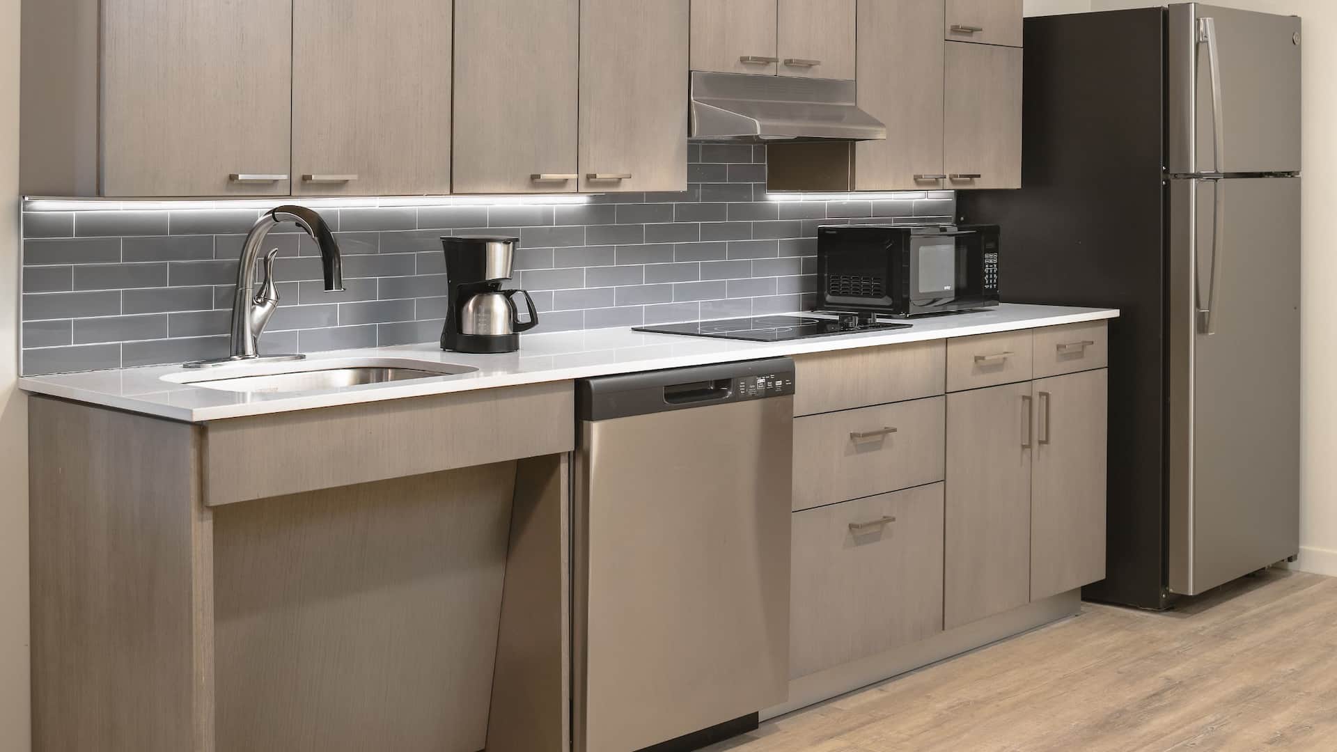 第 3，共 5 Hyatt House Auburn Hills / Detroit Accessible Full Kitchen Angle