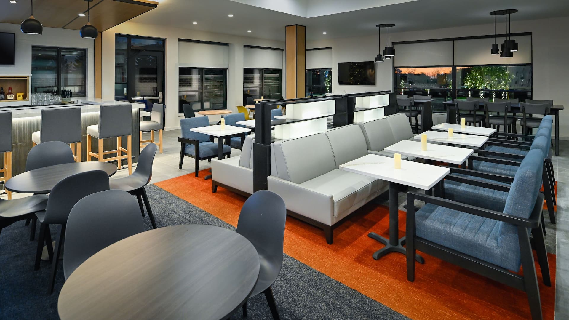 Hyatt House Auburn Hills / Detroit HBar Seating At Night