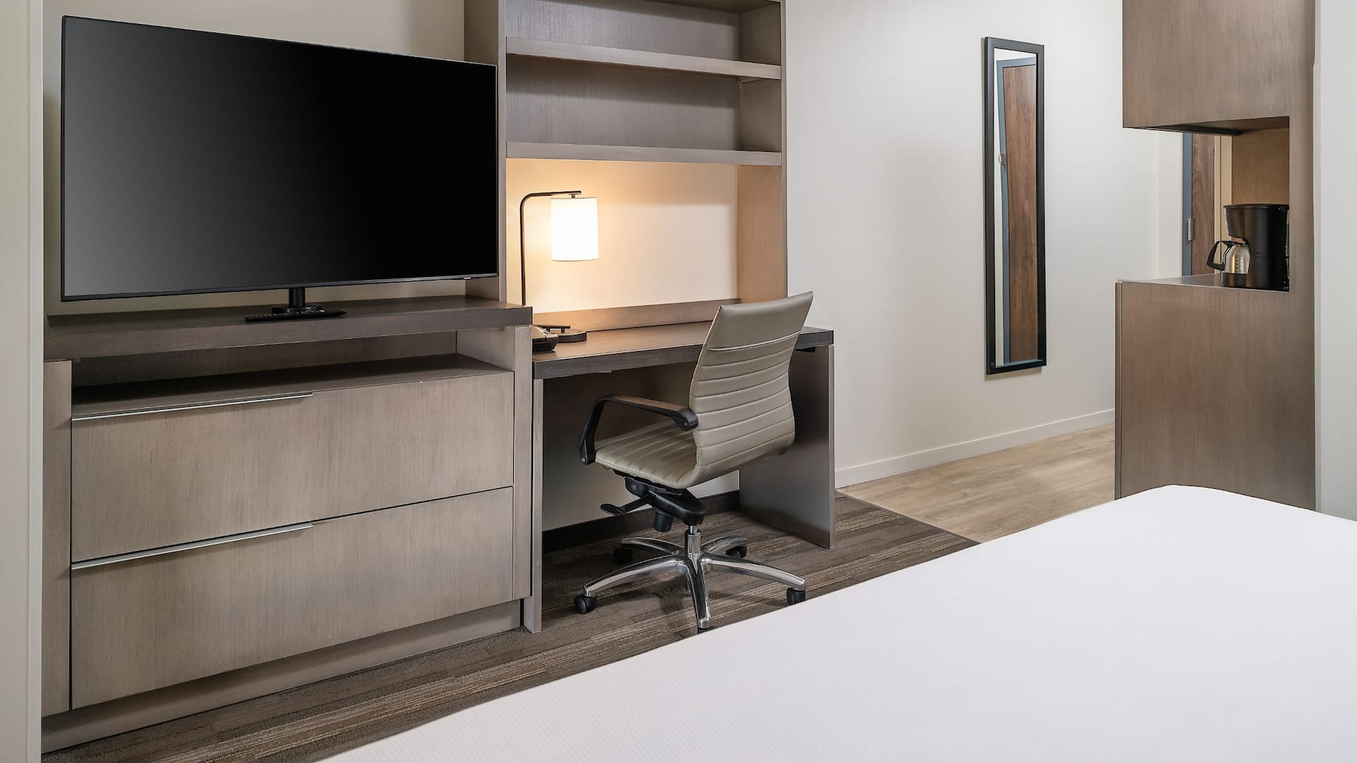 第 3，共 6 Hyatt House Auburn Hills / Detroit Den Guestroom Desk And TV