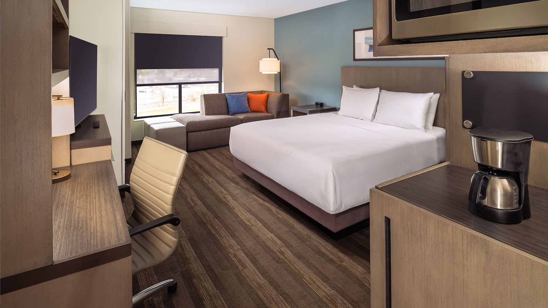 第 2，共 6 Hyatt House Auburn Hills / Detroit King Guestroom With Stacked Microwave and MiniFridge