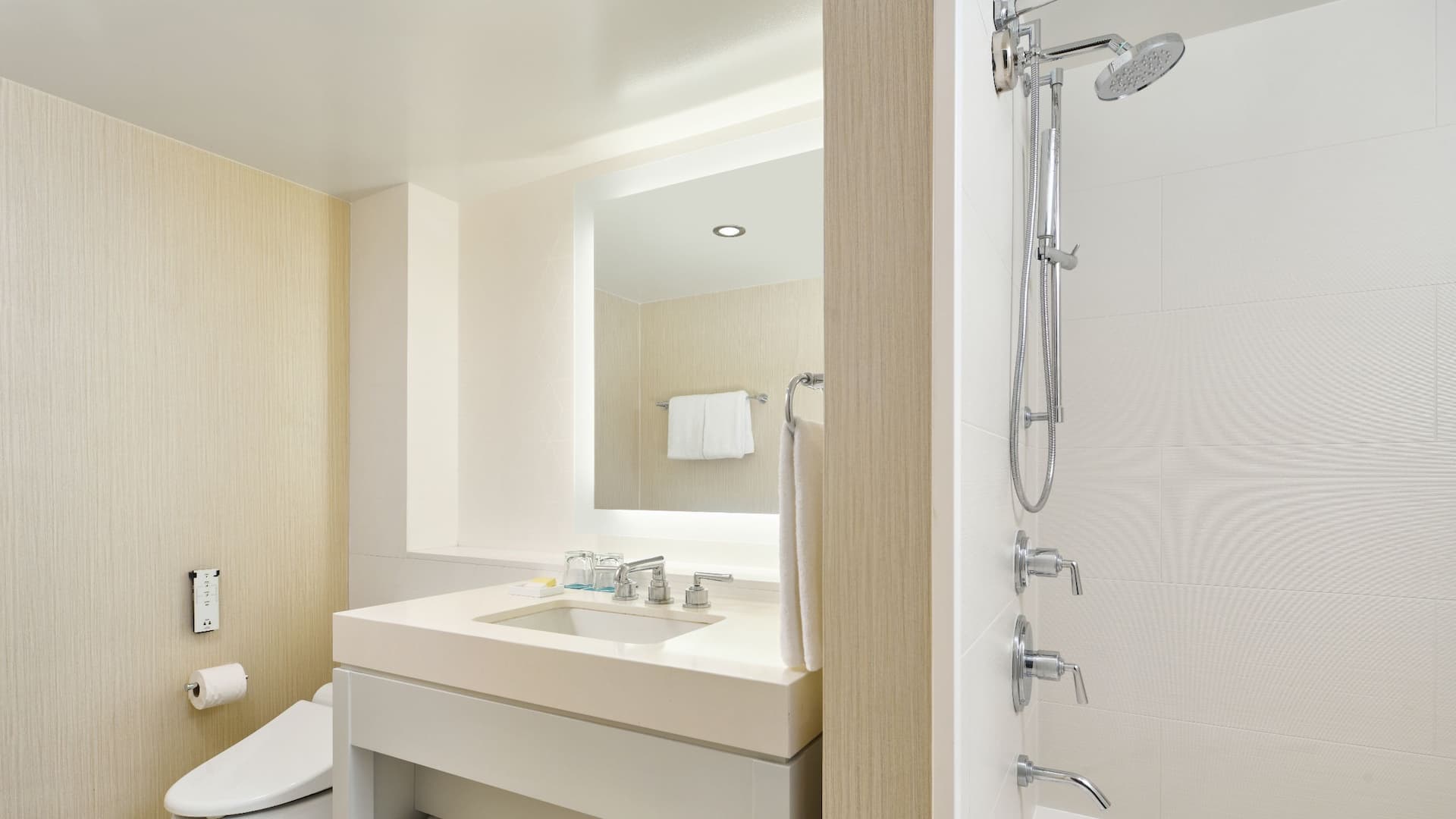 Hyatt Regency Waikiki Beach Resort and Spa One Bedroom Ocean Front Suite Secondary Bathroom