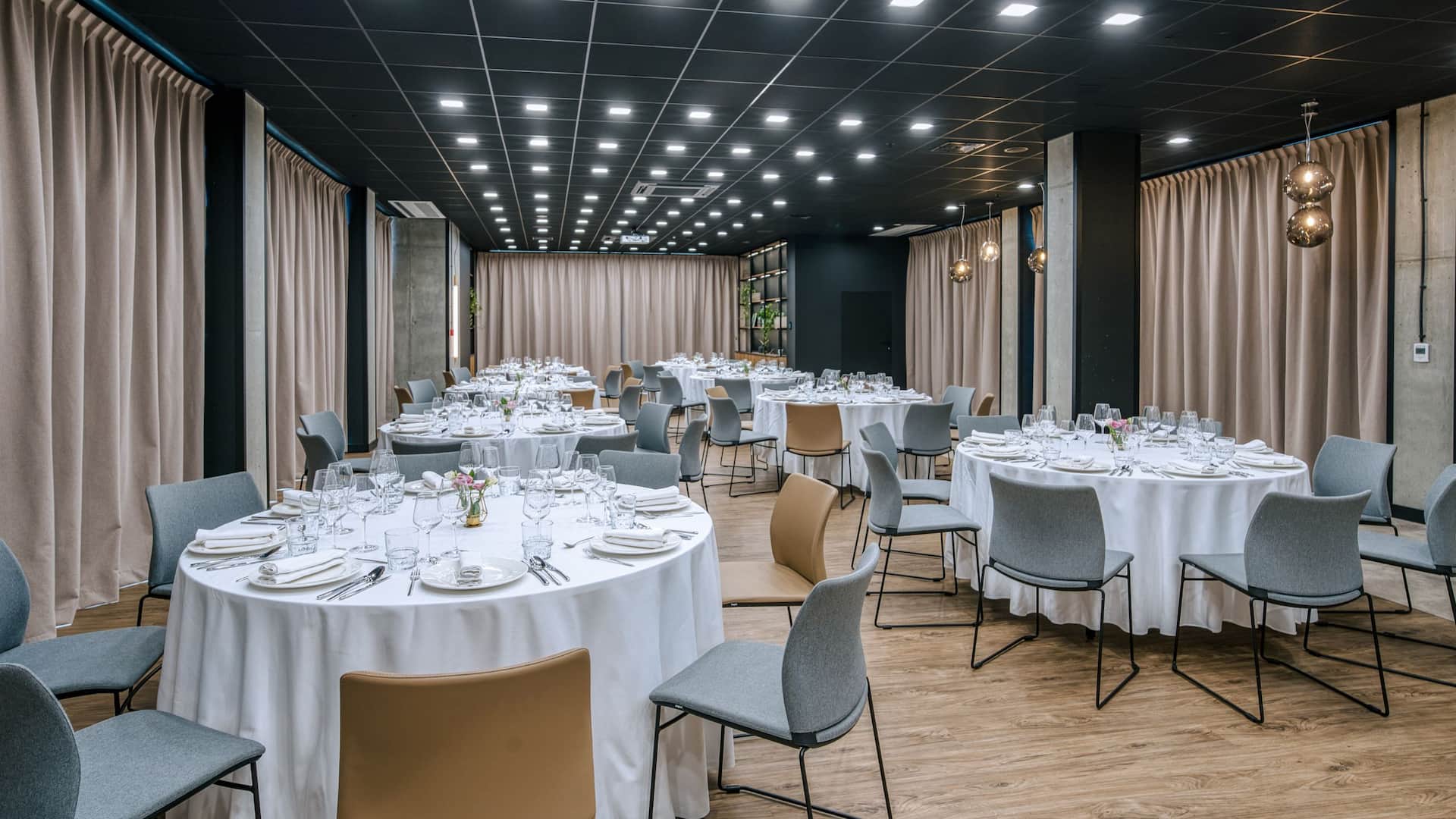 2 z 2 Hyatt Place Krakow Hyatt Zoom Banquet Hall