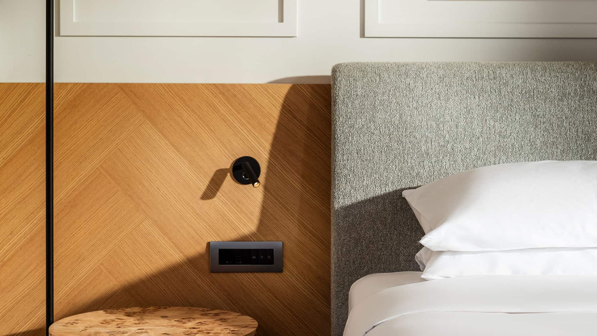 2 von 5 Hyatt Regency Zadar King Bed With Balcony Deluxe Bedside Detail