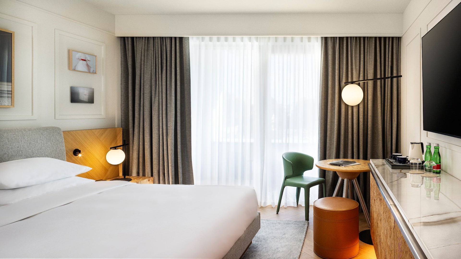 1 de 4 Hyatt Regency Zadar King Bed With Balcony Deluxe Sitting Area