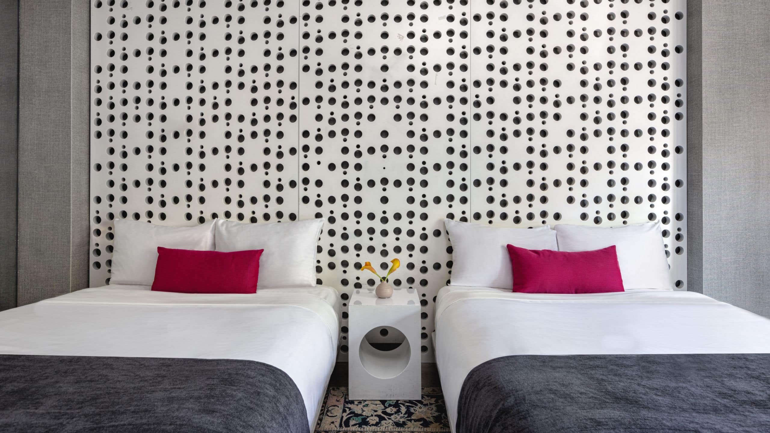 2 de 3 Dream Downtown Two Double Beds Gold Close-up