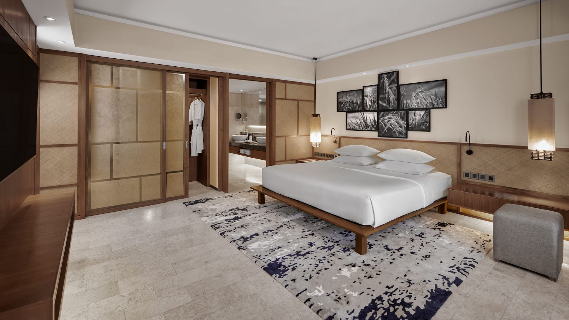 3 de 6 Grand Hyatt Bali Grand Suite King Bedroom Bed