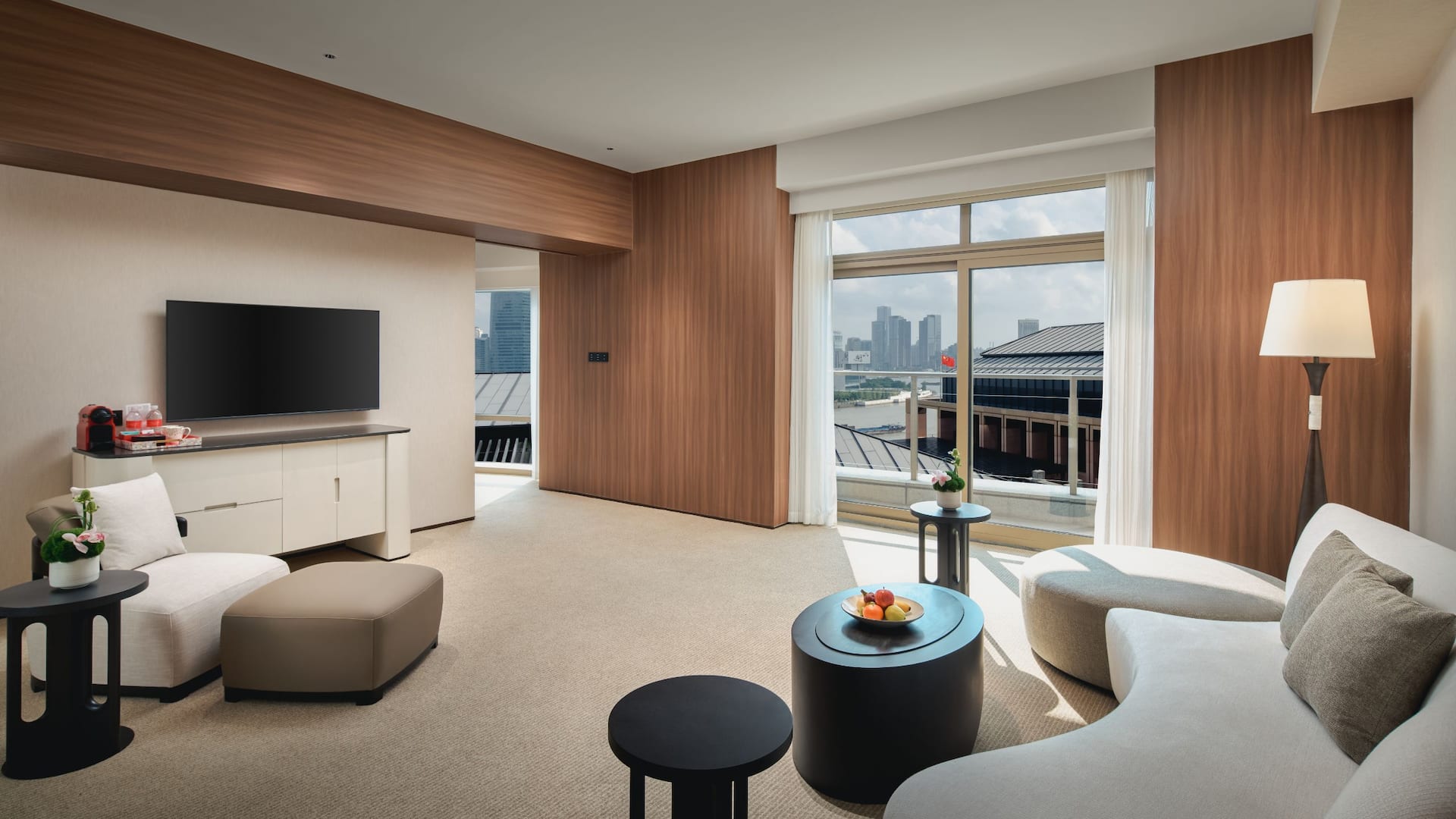 2/5 Hyatt on the Bund, Shanghai Bund Suite King Living Area