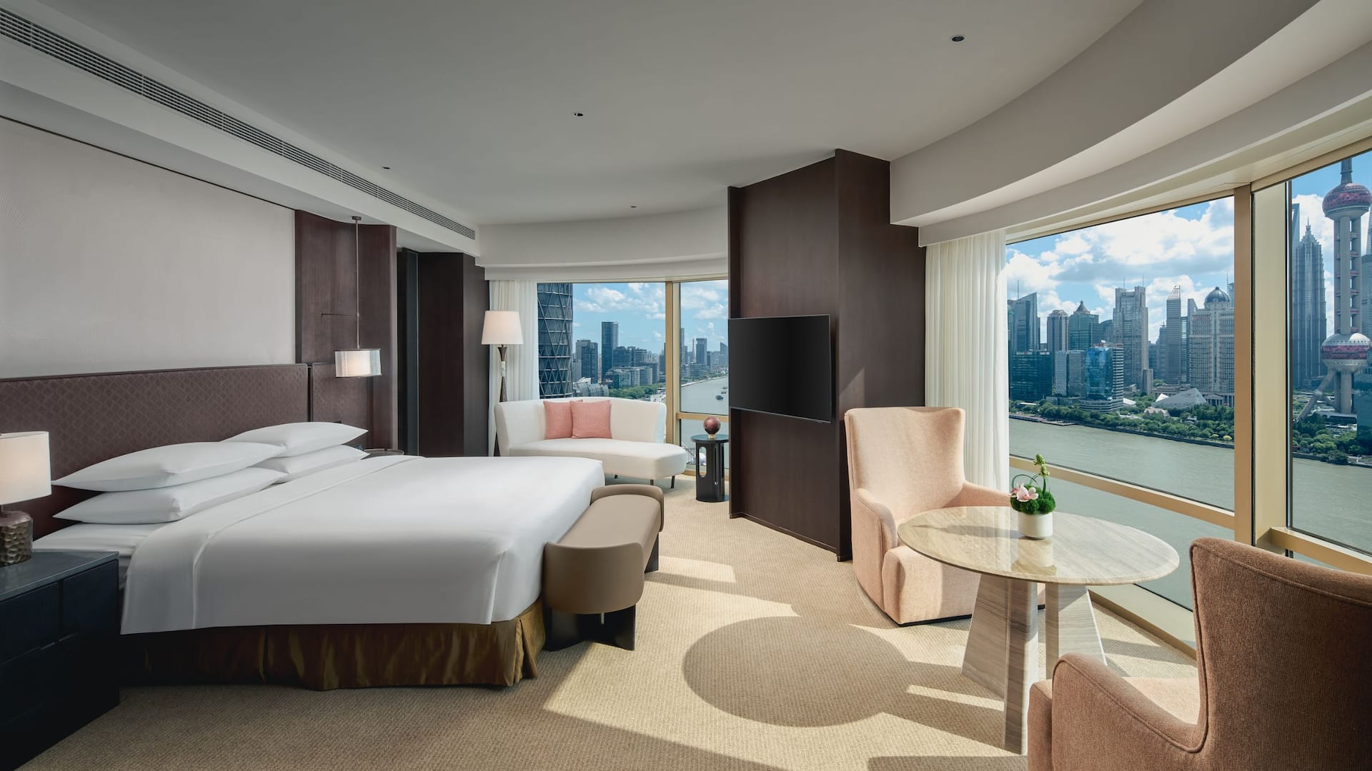 1/2 Hyatt on the Bund, Shanghai Diplomat Suite King Bedroom
