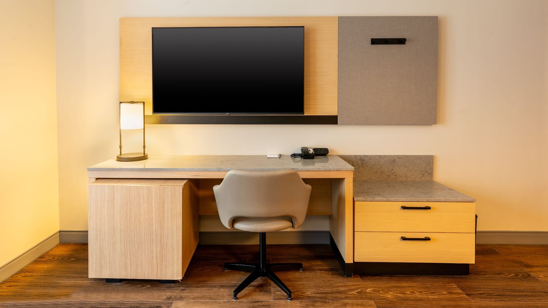 Hyatt Place Eagle Pass One Bed Desk