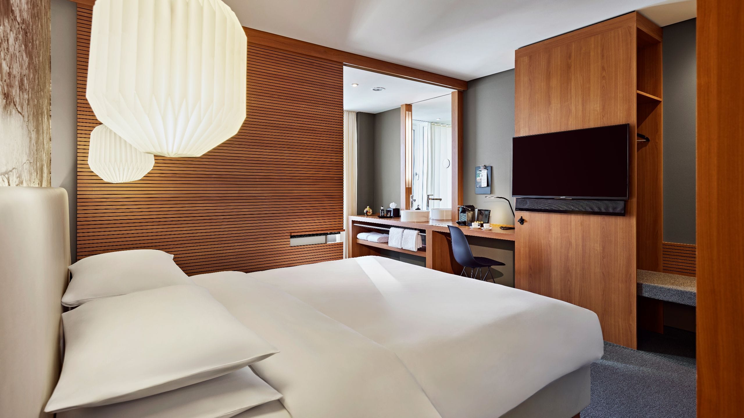 Me and All Hotel Dusseldorf One Queen Bed City View Deluxe Coffestation