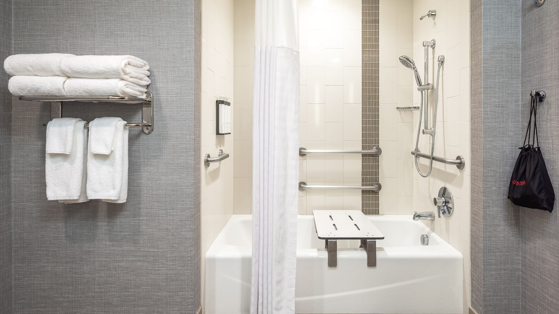 2 von 4 Hyatt Place Santa Cruz Accessible Queen Bathroom