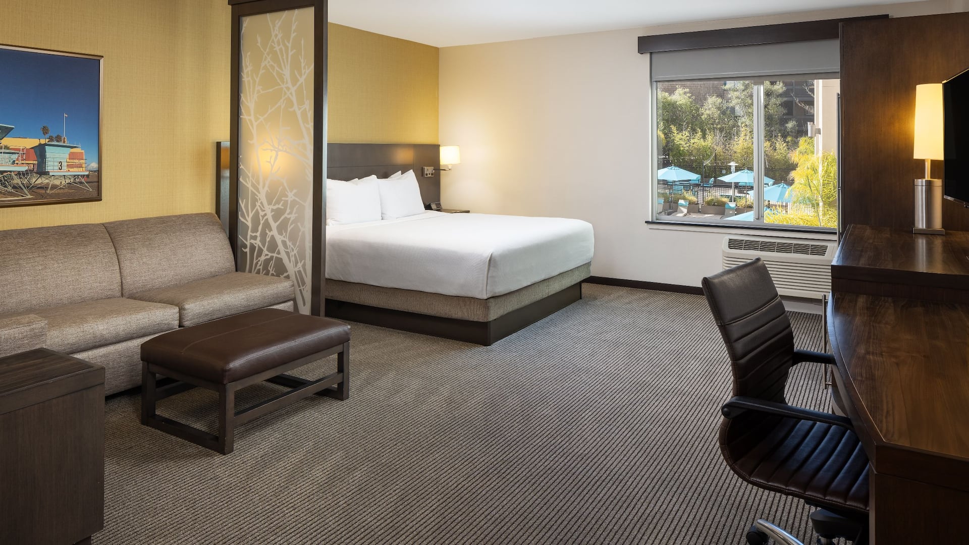 Hyatt Place Santa Cruz Courtyard King Guestroom