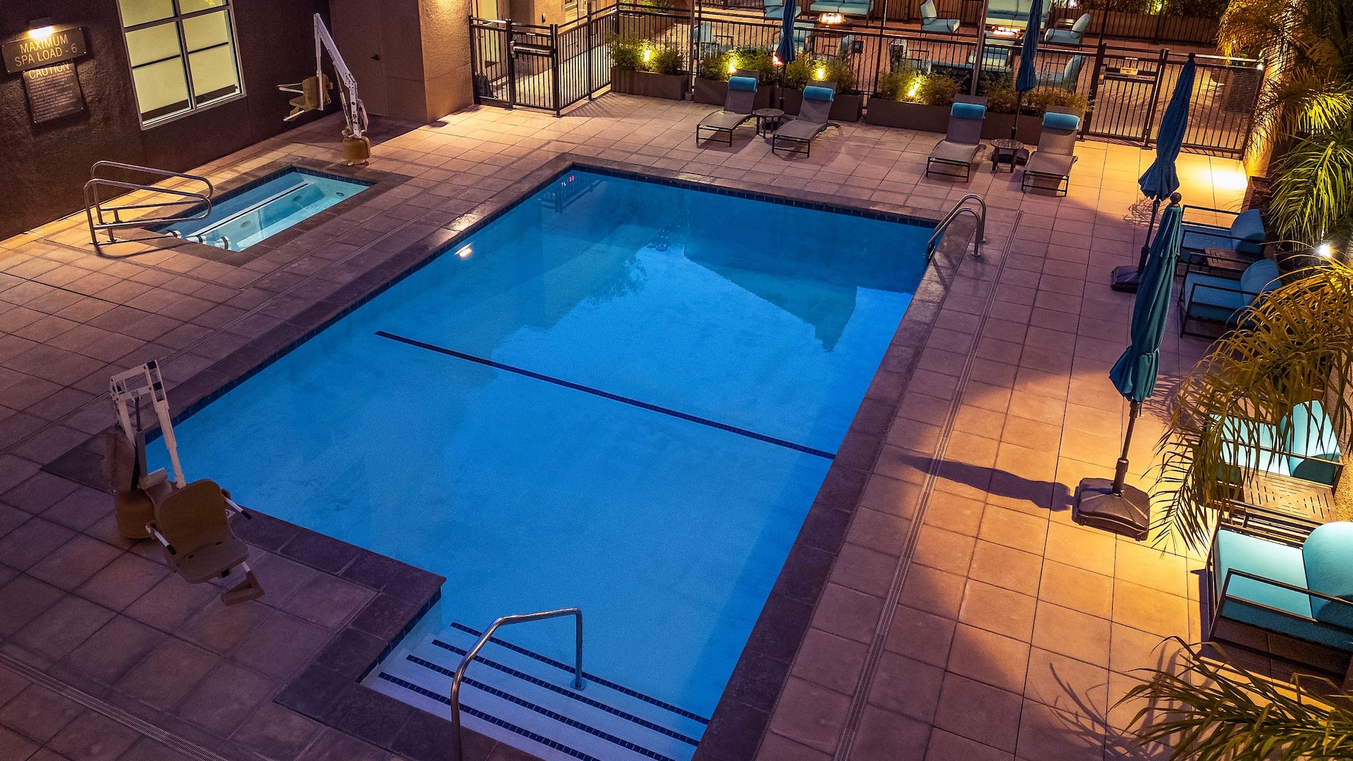 Hyatt Place Santa Cruz Courtyard King View