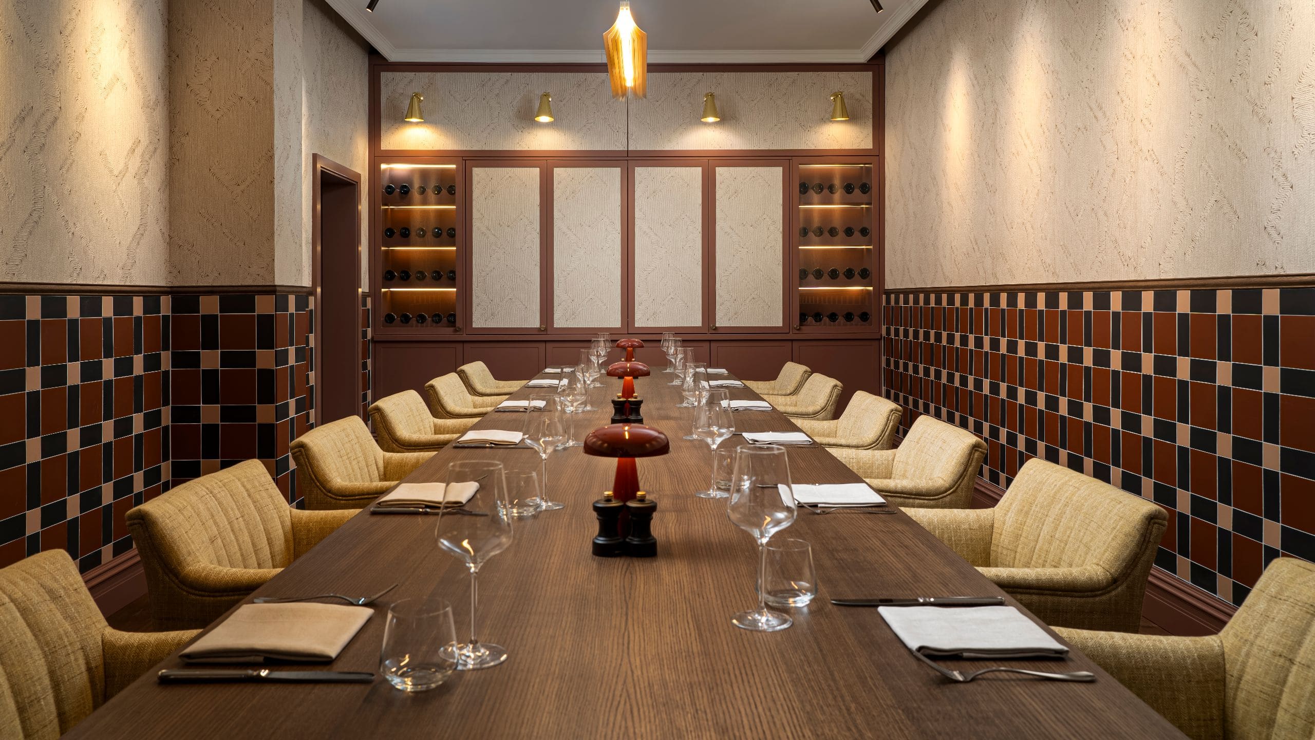 1 von 3 Brunfels Hotel Boardroom Lunch Set Up