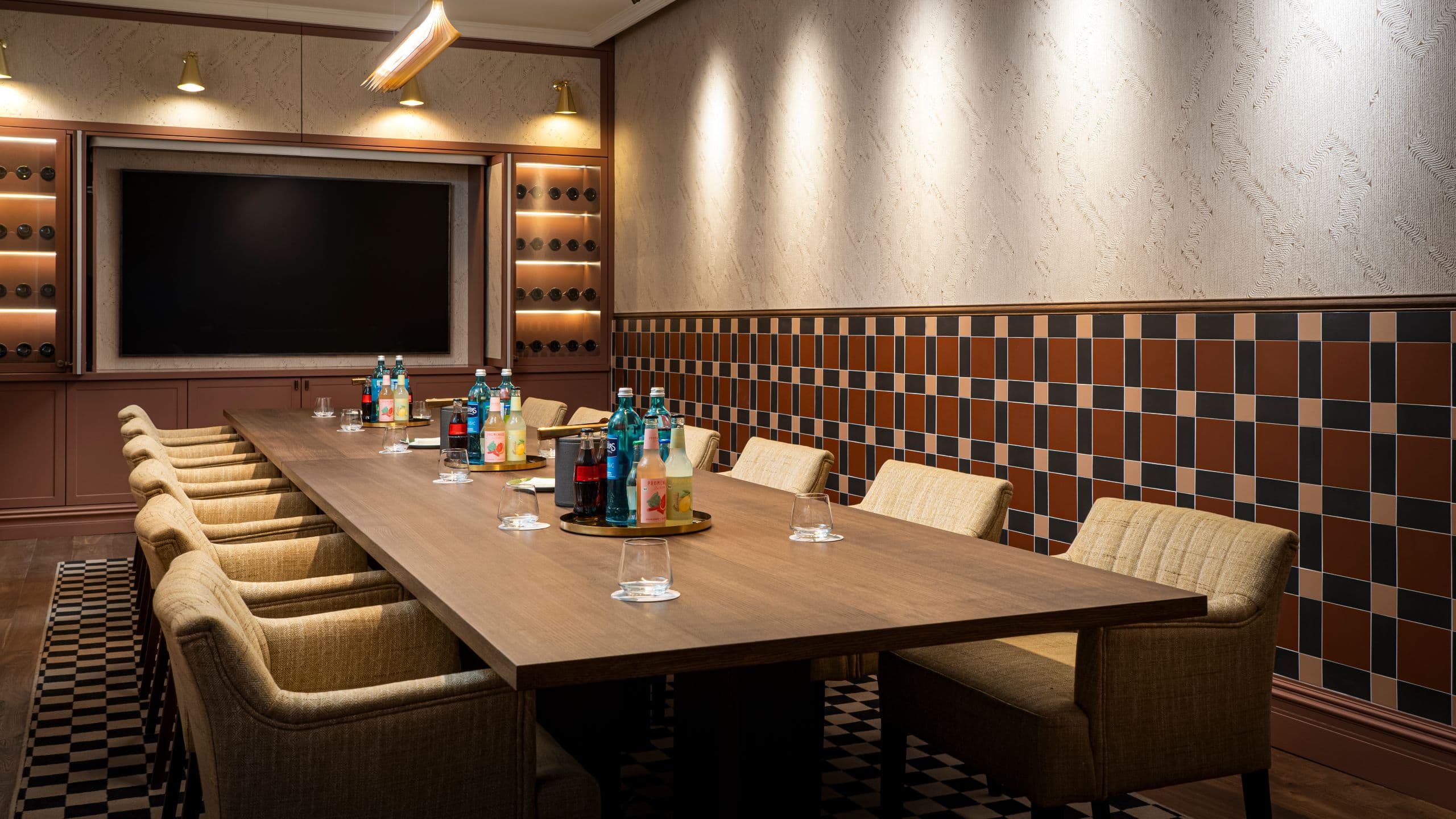 2 von 3 Brunfels Hotel Boardroom Meeting Set Up