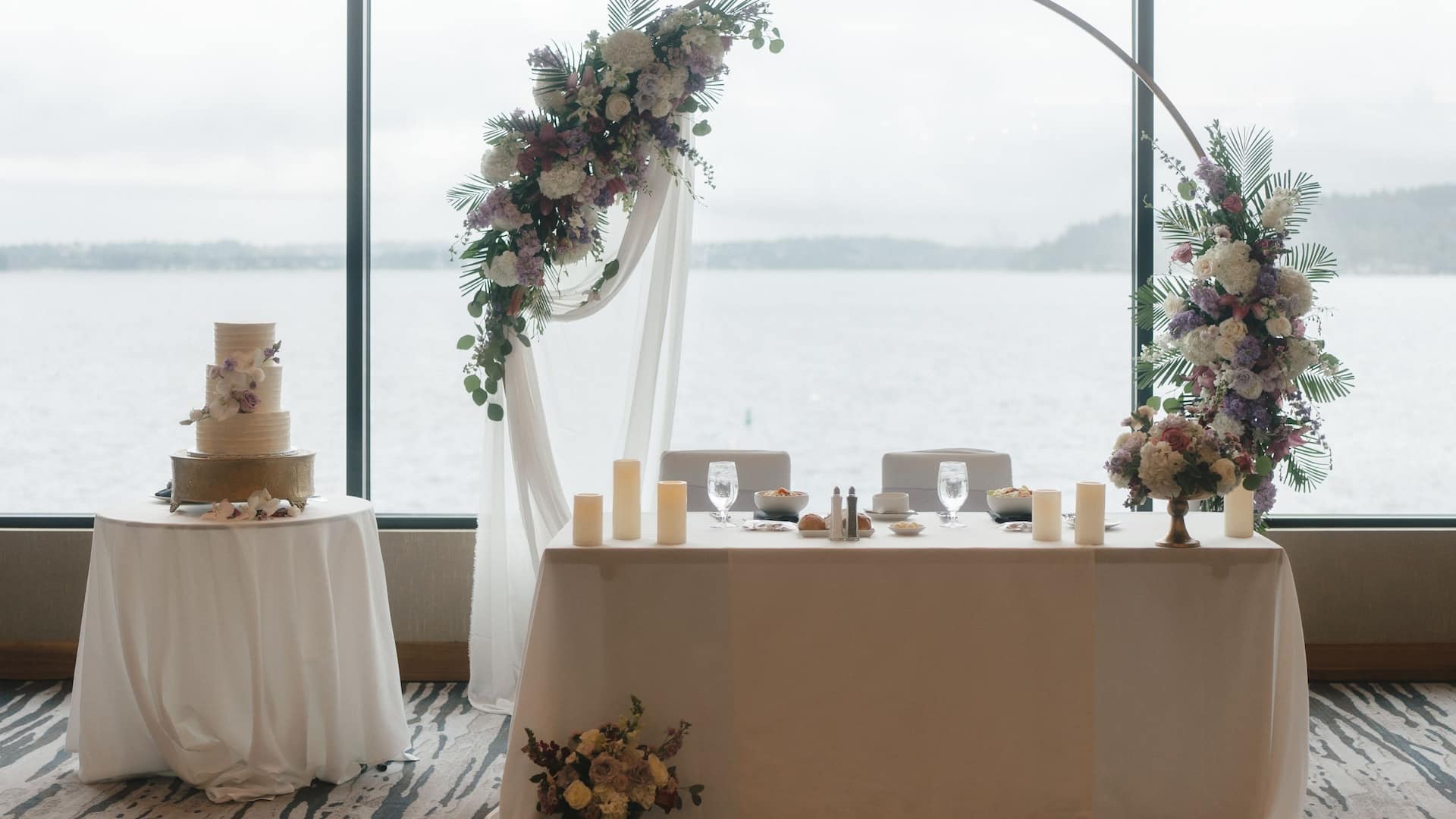 Hyatt Regency Lake Washington at Seattle's Southport Sweetheart Table With Cake