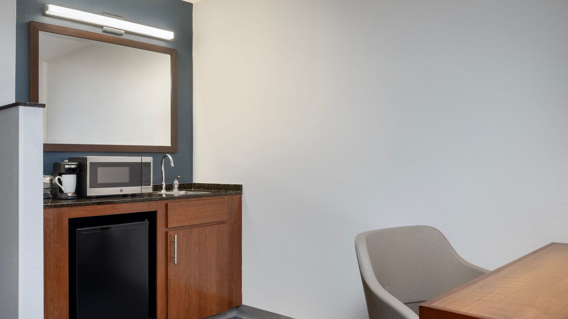 Hyatt Place Tampa/Busch Gardens Mini Kitchen And Table