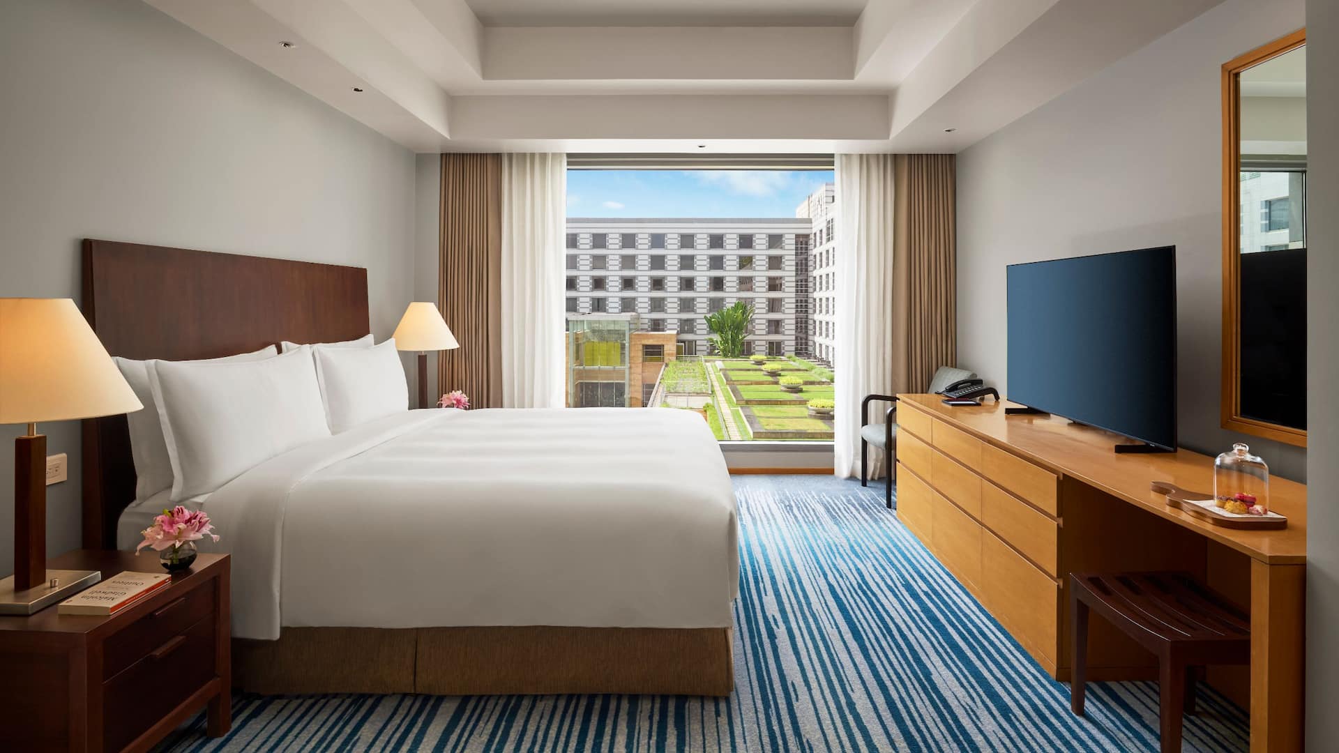 Grand Hyatt Mumbai Hotel & Residences Bedroom