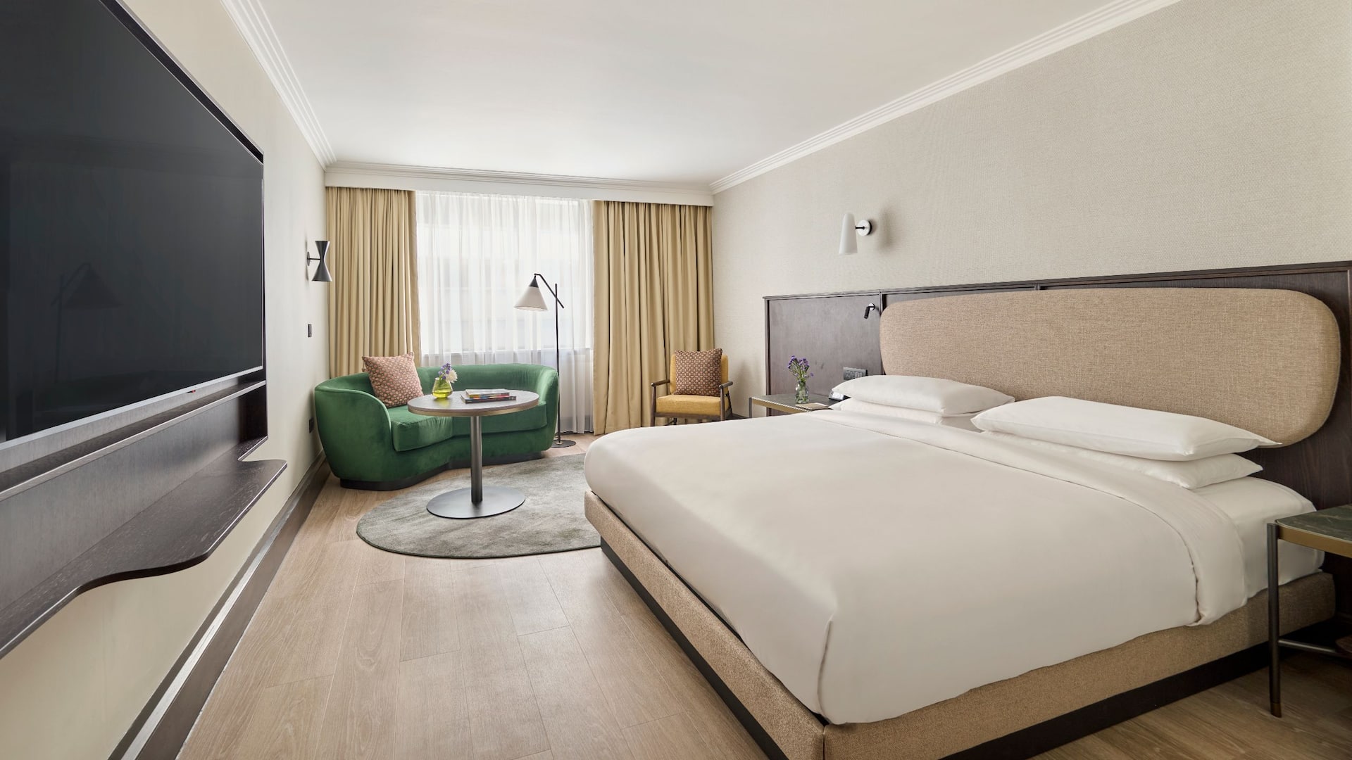 6 из 6 Hyatt Regency London Blackfriars King Bed Room Courtyard